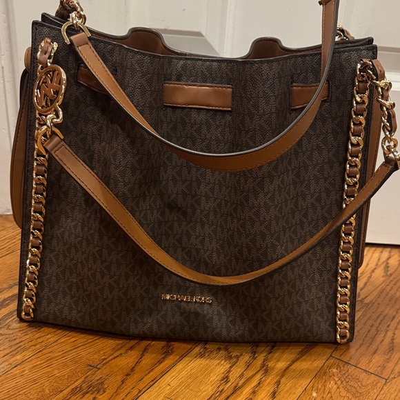 Michael Kors Dark Brown Shoulder Bag with Gold Chain - Picture 2 of 9